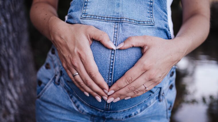 Ból brzucha na początku ciąży – przyczyny, objawy, leczenie
